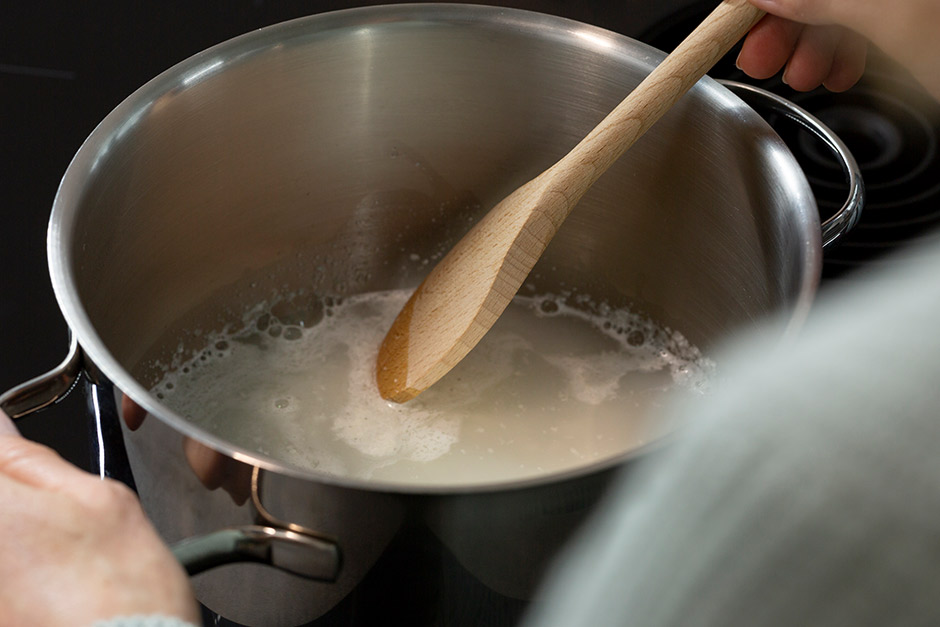 2. 250 ml abgekochtes Wasser mit 3 EL Waschsoda in den Kochtopf geben und 3 Minuten bei mittlerer Hitze verrühren.