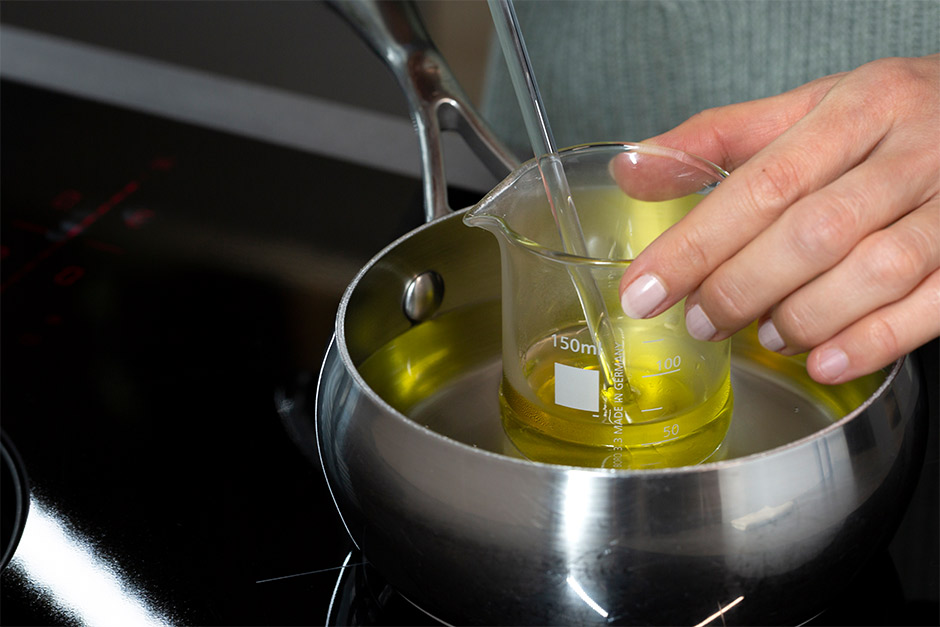 3. Lass das kochfeste Gefäß oder das Becherglas mit den Zutaten im warmen Wasserbad (max. 60 Grad) schmelzen.