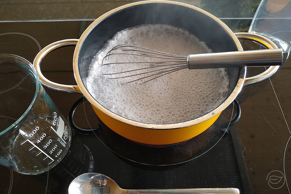 0,5 L Wasser zusammen mit 1 EL Speisestärke aufkochen (ab und zu umrühren) und auf unter 40 Grad abkühlen lassen.